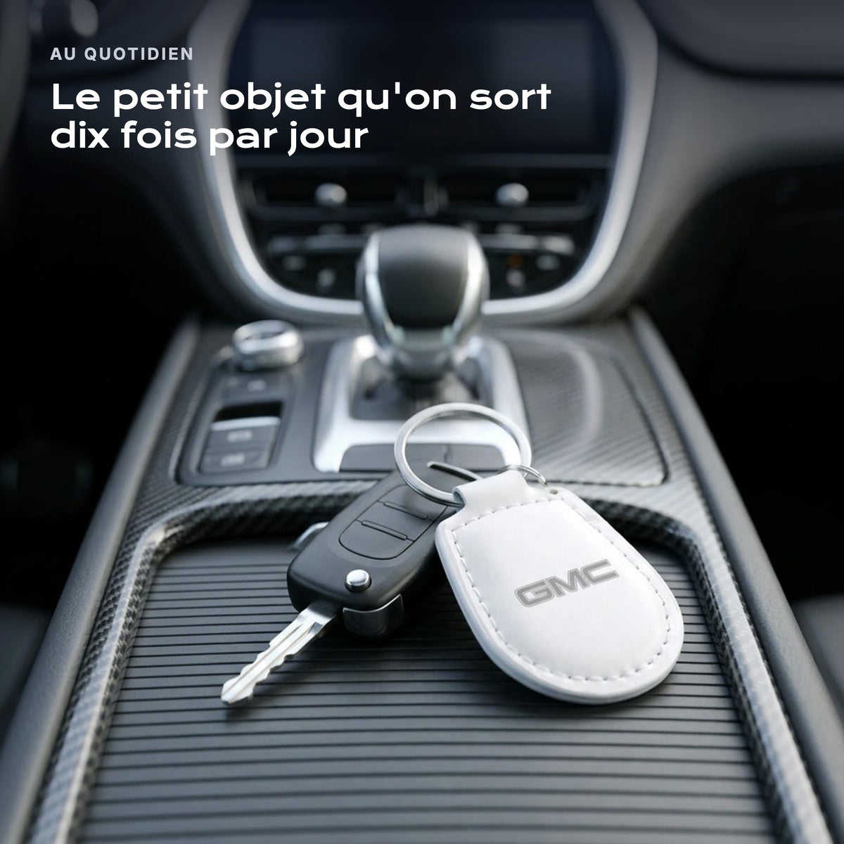 Porte-clés GMC gravé, accroché à une clé