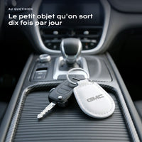 Porte-clés GMC gravé, accroché à une clé