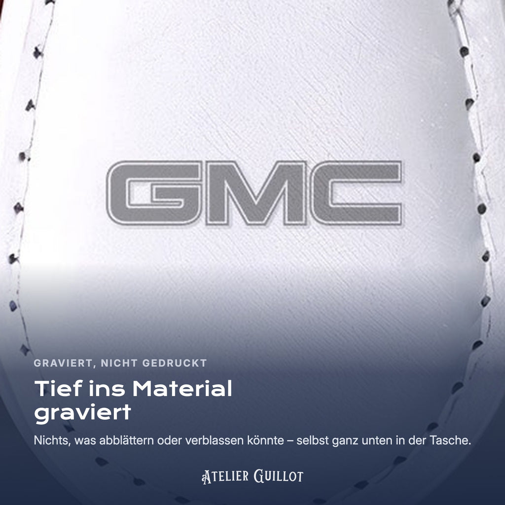 Logo GMC, per Laser in Kunstleder graviert