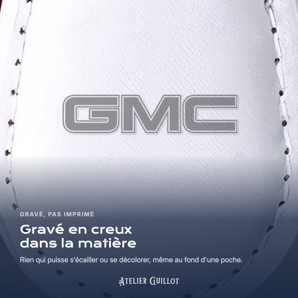 Logo GMC gravé au laser dans le simili cuir