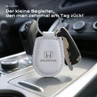 Gravierter Schlüsselanhänger Honda an einem Schlüssel