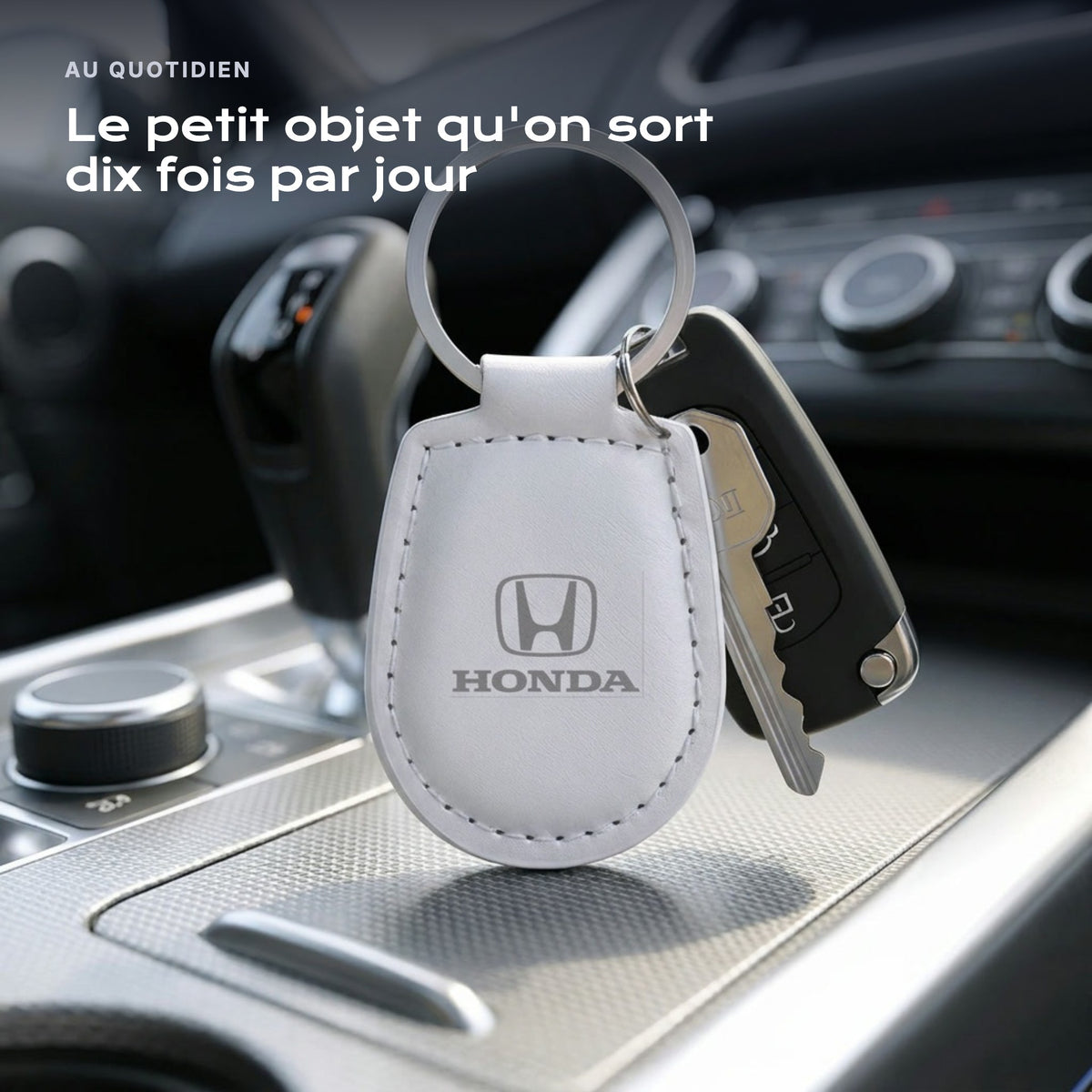 Porte-clés Honda gravé, accroché à une clé