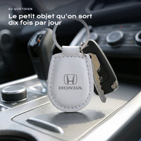 Porte-clés Honda gravé, accroché à une clé