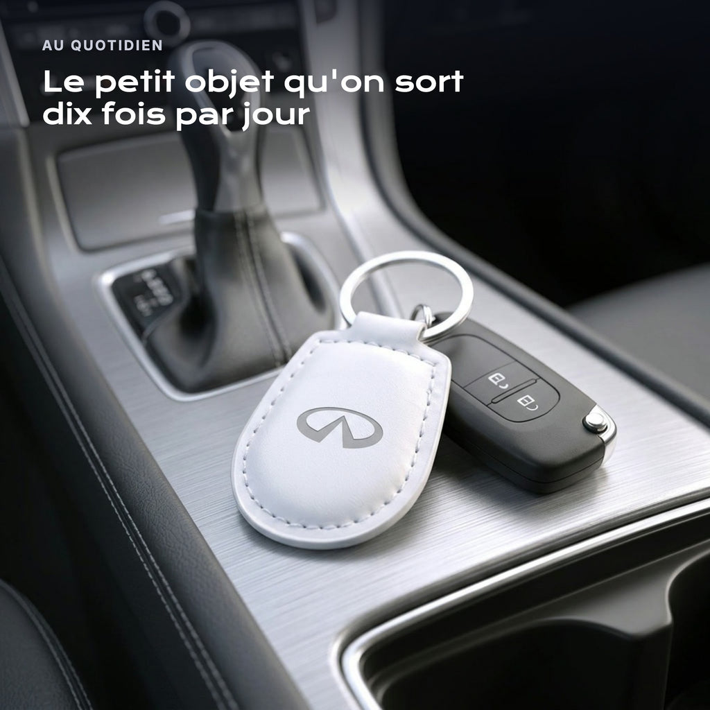 Porte-clés Infiniti gravé, accroché à une clé