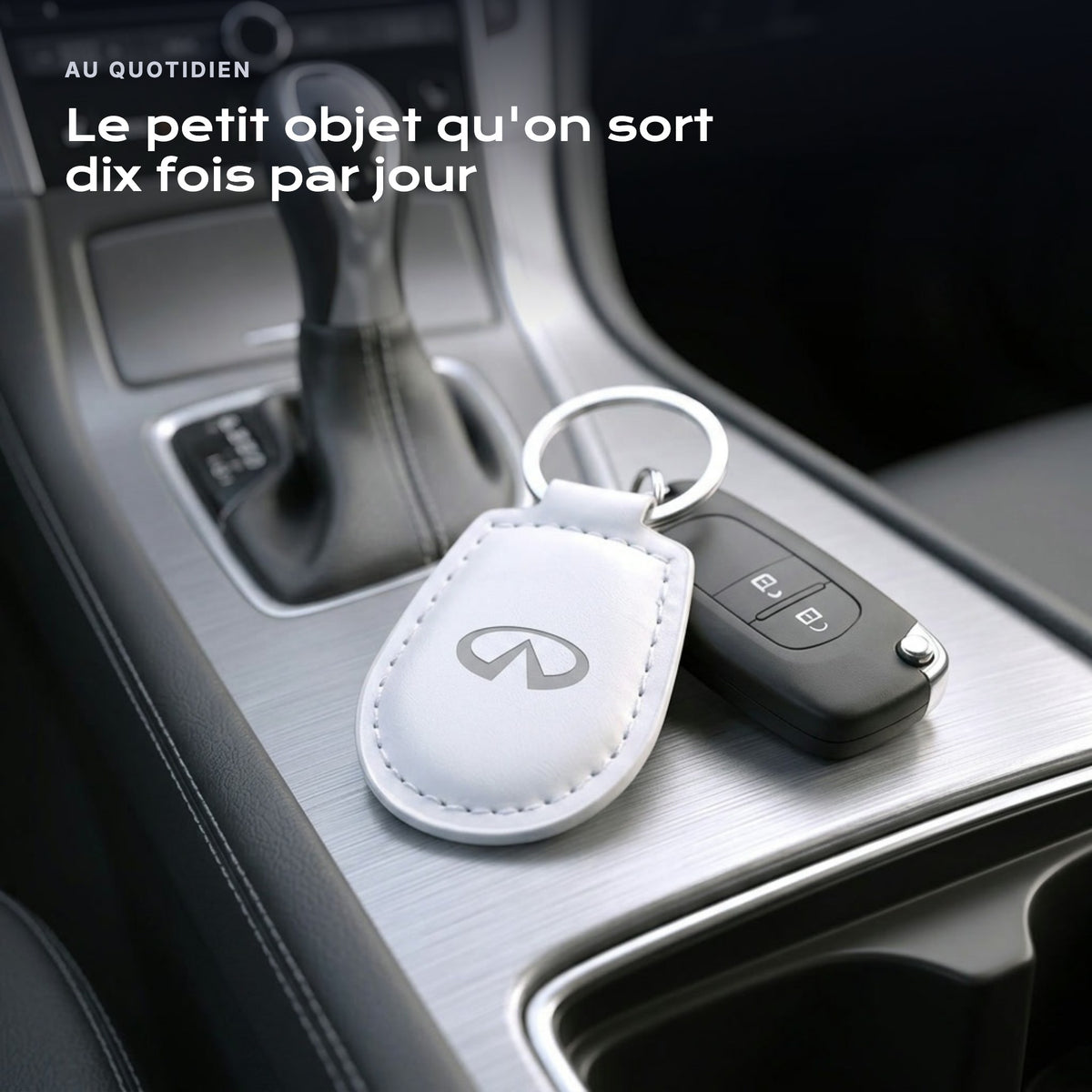 Porte-clés Infiniti gravé, accroché à une clé