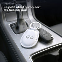 Porte-clés Infiniti gravé, accroché à une clé