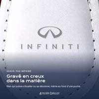 Logo Infiniti gravé au laser dans le simili cuir