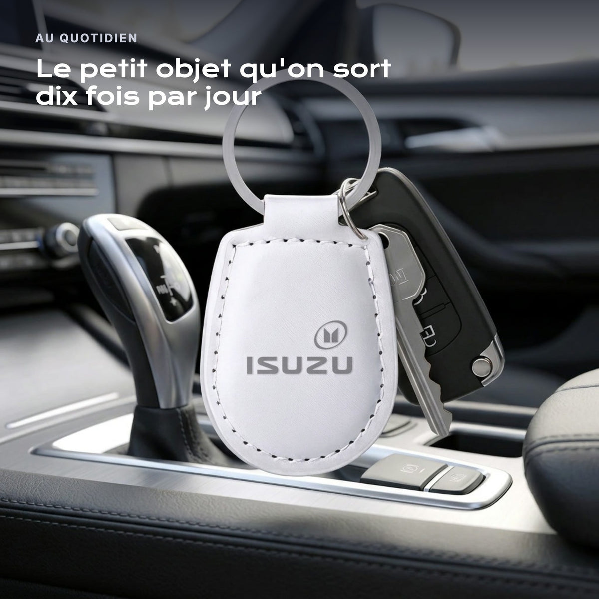 Porte-clés Isuzu gravé, accroché à une clé