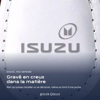 Logo Isuzu gravé au laser dans le simili cuir