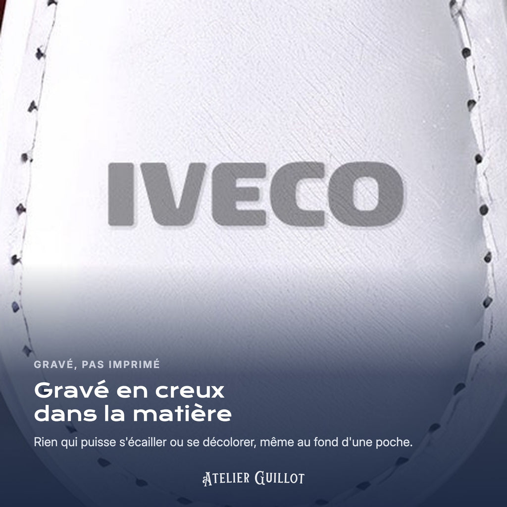 Logo Iveco gravé au laser dans le simili cuir