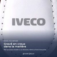 Logo Iveco gravé au laser dans le simili cuir
