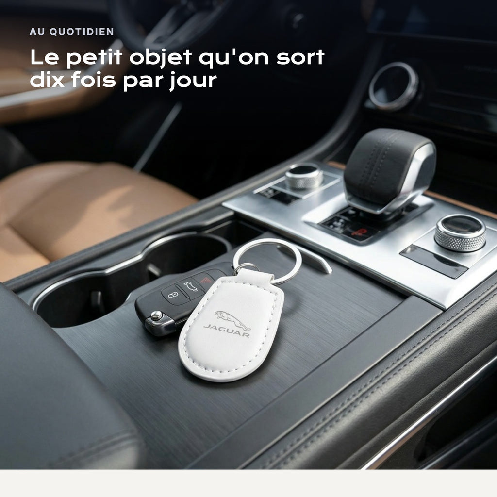 Porte-clés Jaguar gravé, accroché à une clé