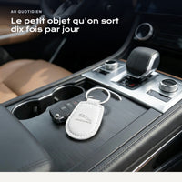 Porte-clés Jaguar gravé, accroché à une clé