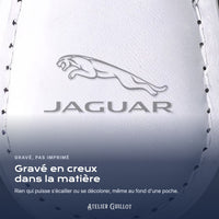 Logo Jaguar gravé au laser dans le simili cuir