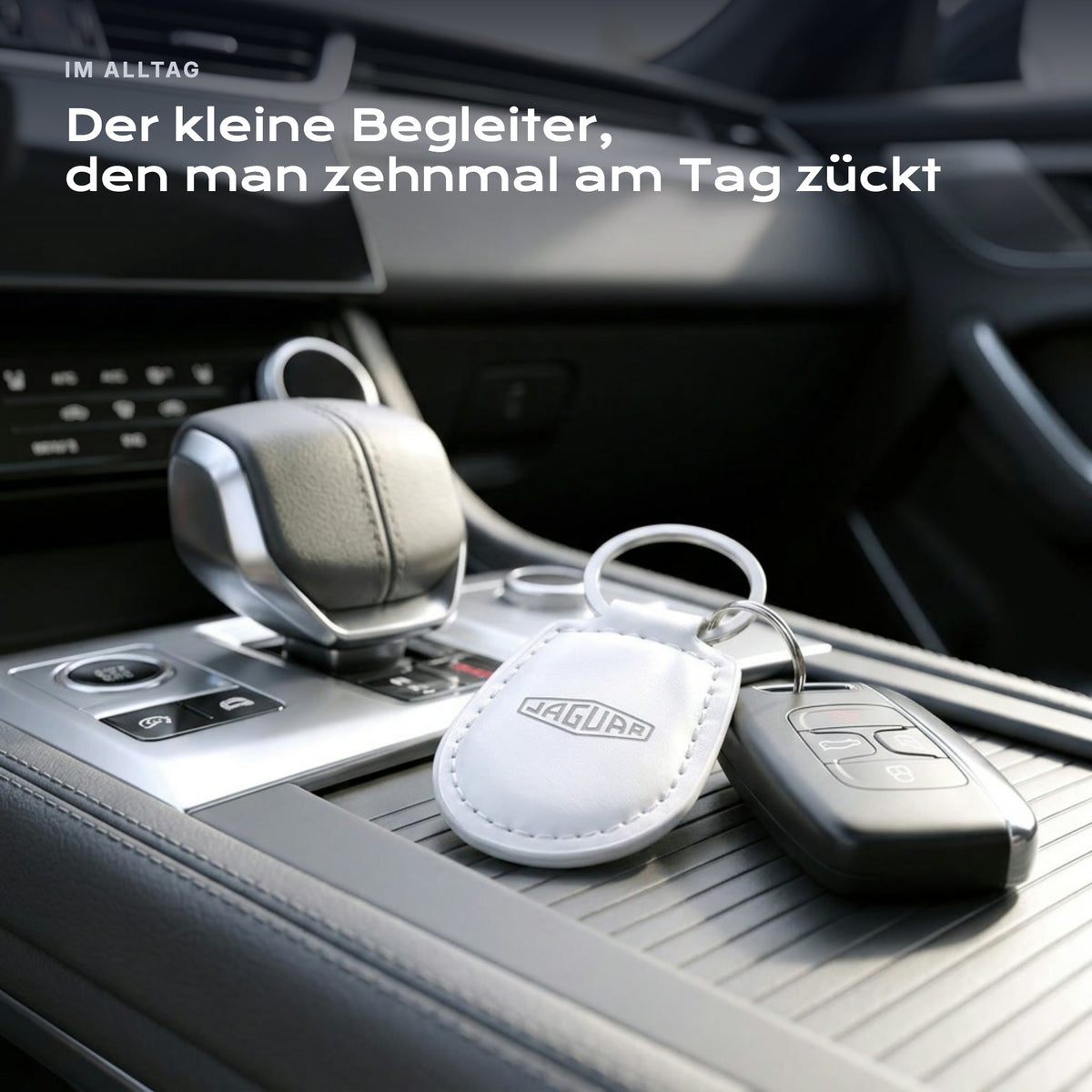 Gravierter Schlüsselanhänger Jaguar an einem Schlüssel