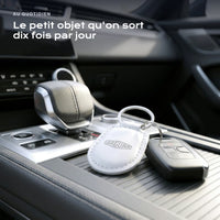 Porte-clés Jaguar gravé, accroché à une clé