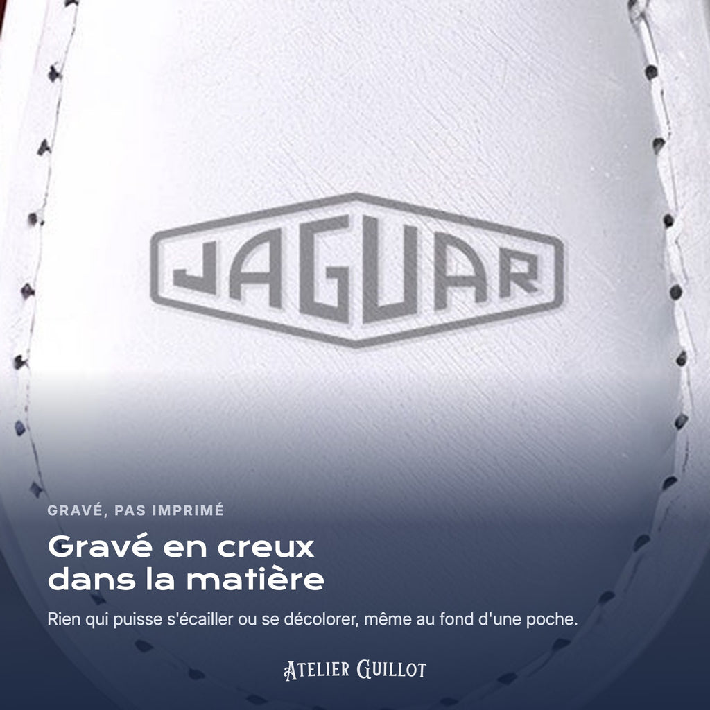 Logo Jaguar gravé au laser dans le simili cuir