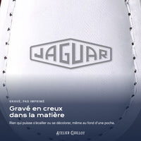 Logo Jaguar gravé au laser dans le simili cuir