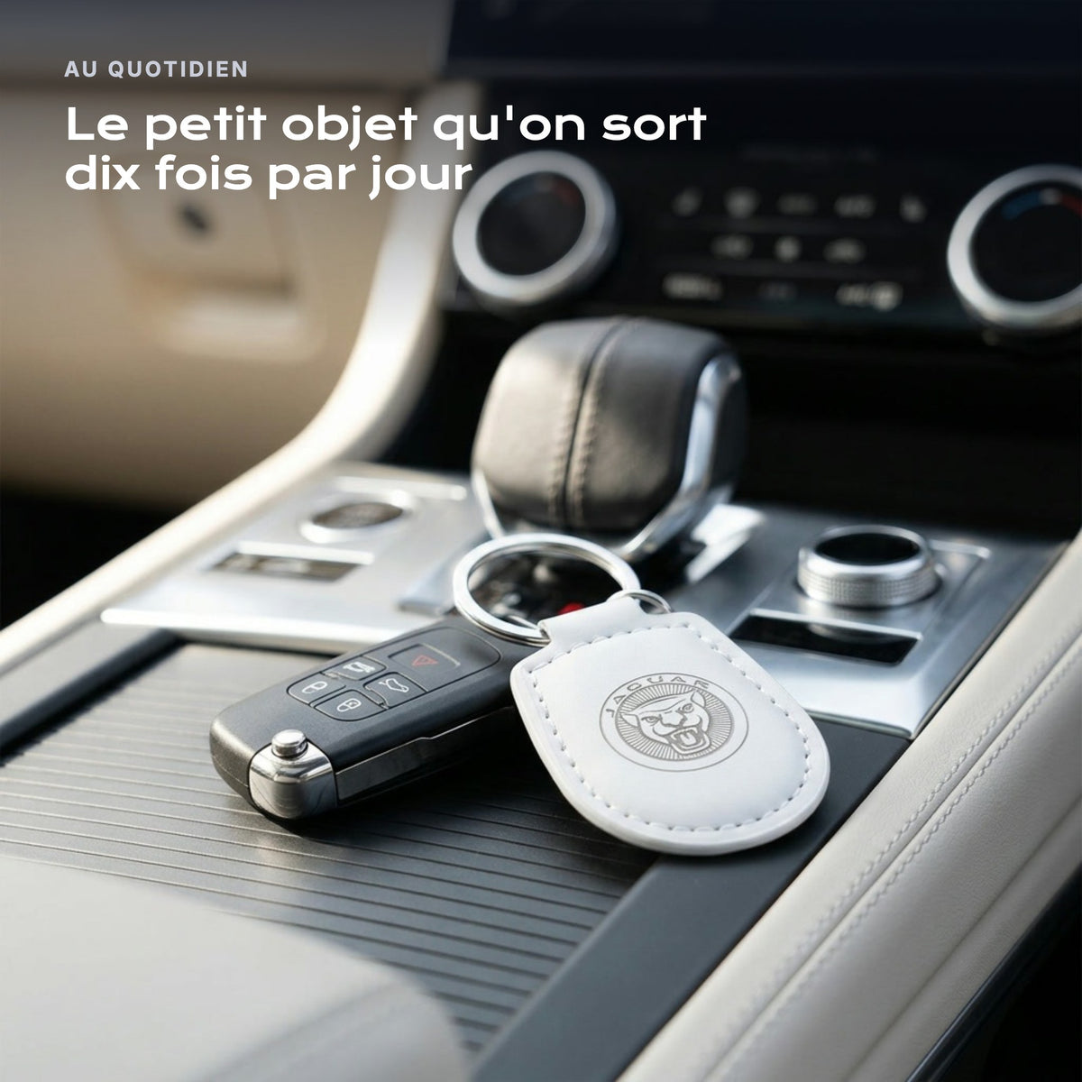 Porte-clés Jaguar gravé, accroché à une clé