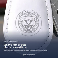 Logo Jaguar gravé au laser dans le simili cuir