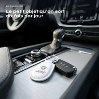 Porte-clés Jeep gravé, accroché à une clé