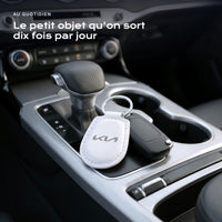 Porte-clés Kia gravé, accroché à une clé