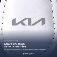 Logo Kia gravé au laser dans le simili cuir
