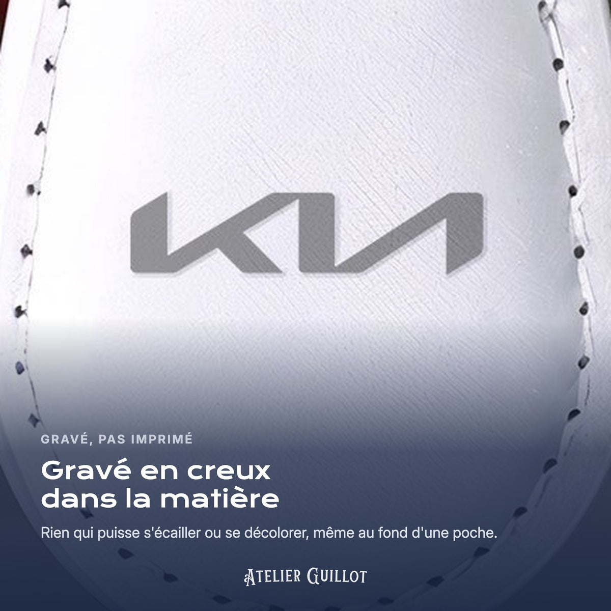 Logo Kia gravé au laser dans le simili cuir