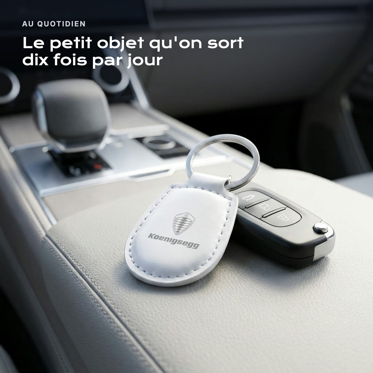 Porte-clés Koenigsegg gravé, accroché à une clé