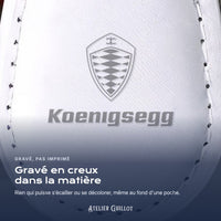 Logo Koenigsegg gravé au laser dans le simili cuir