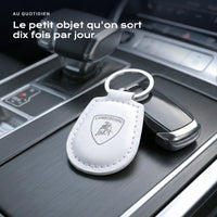 Porte-clés Lamborghini gravé, accroché à une clé