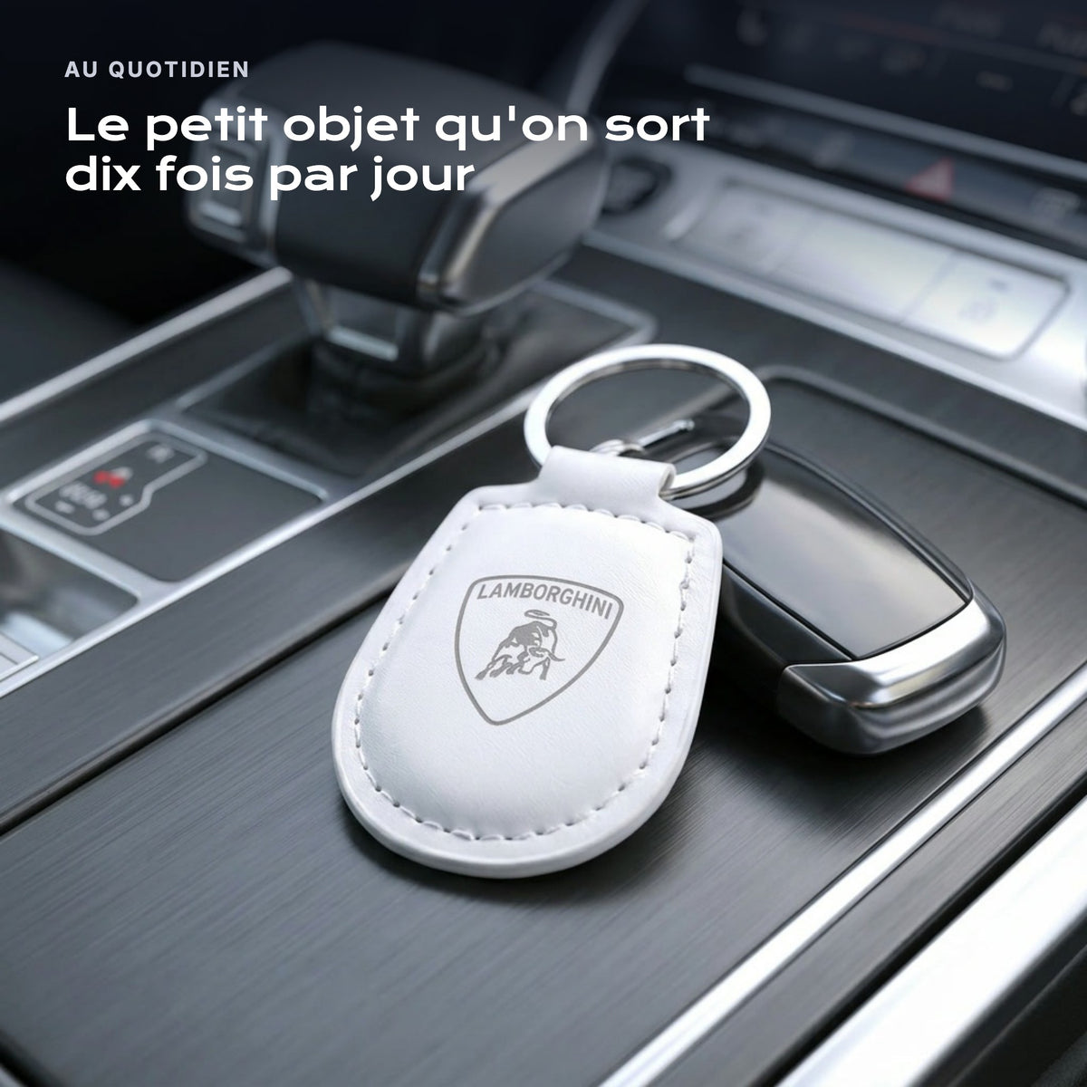Porte-clés Lamborghini gravé, accroché à une clé