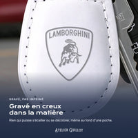 Logo Lamborghini gravé au laser dans le simili cuir