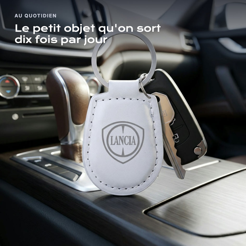 Porte-clés Lancia gravé, accroché à une clé