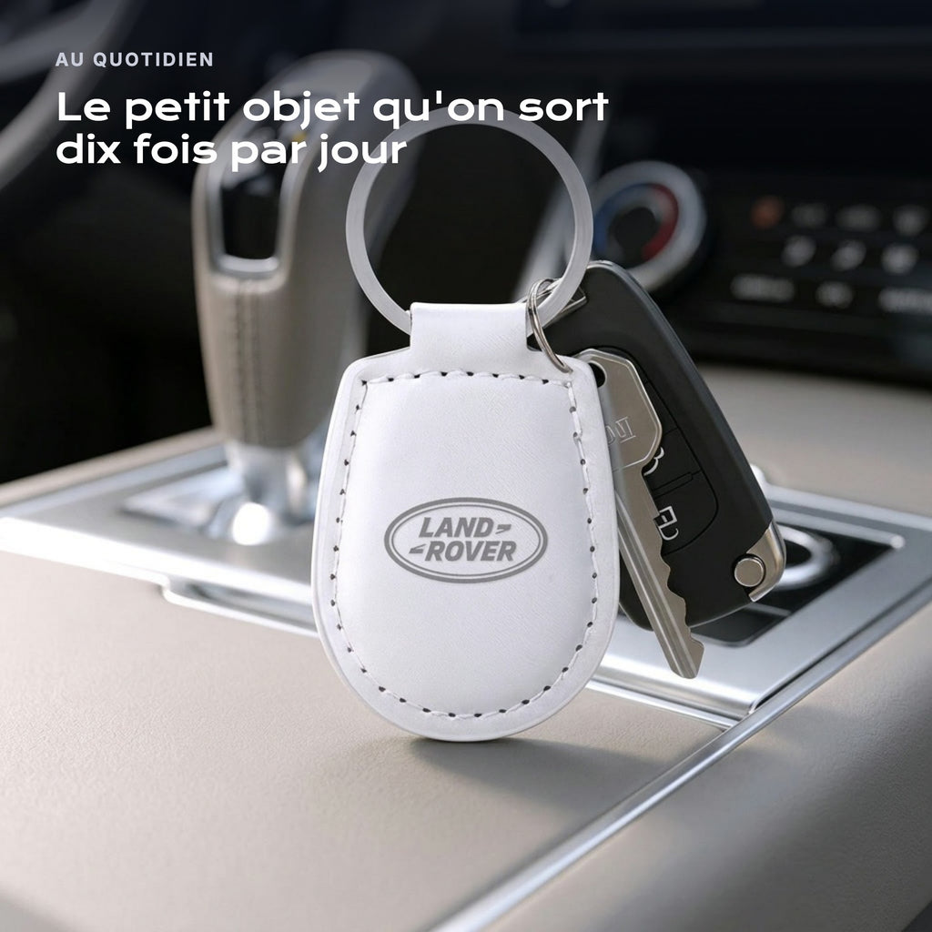 Porte-clés Land Rover gravé, accroché à une clé