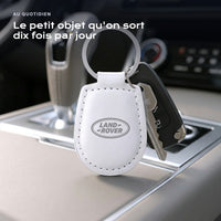 Porte-clés Land Rover gravé, accroché à une clé