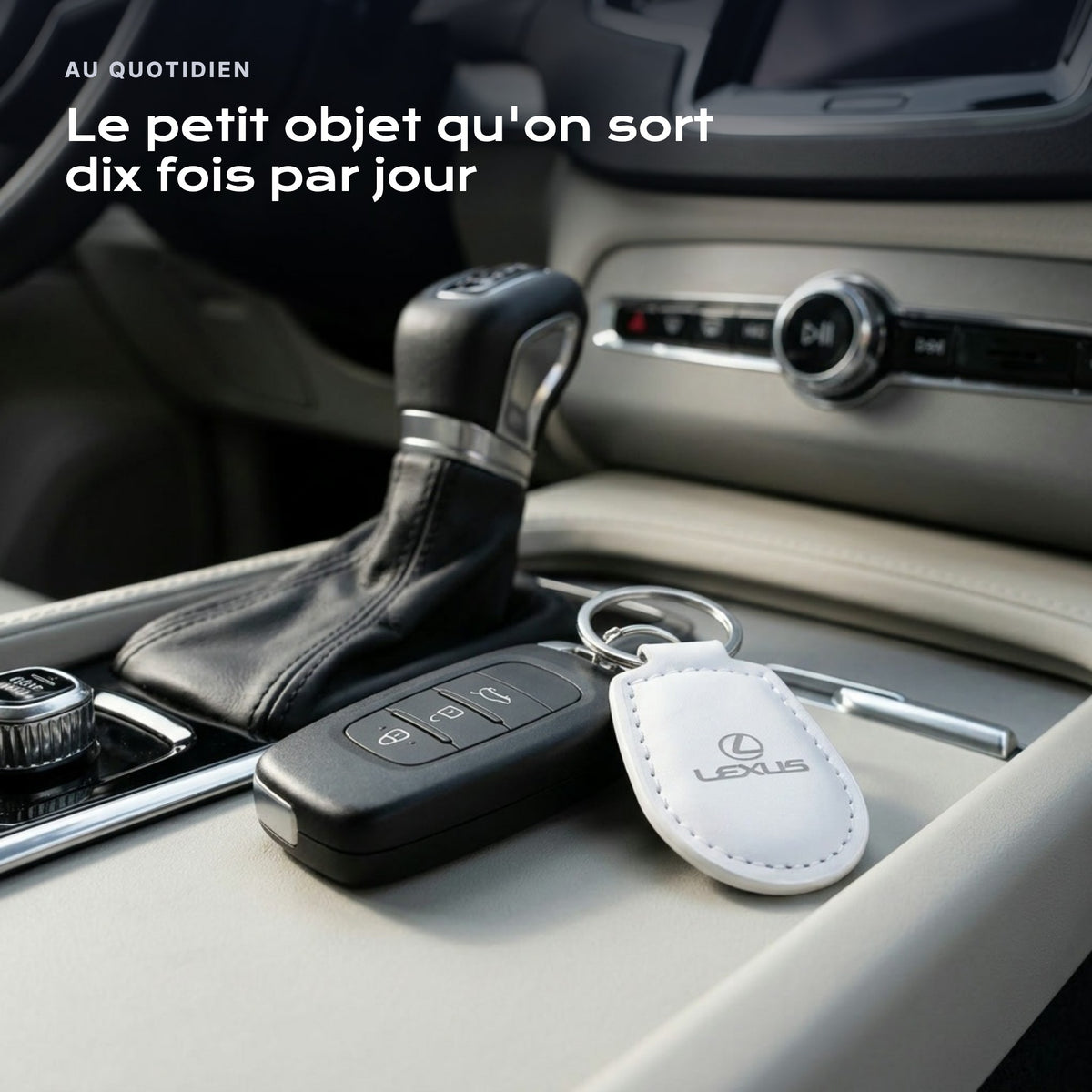 Porte-clés Lexus gravé, accroché à une clé