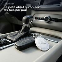Porte-clés Lexus gravé, accroché à une clé