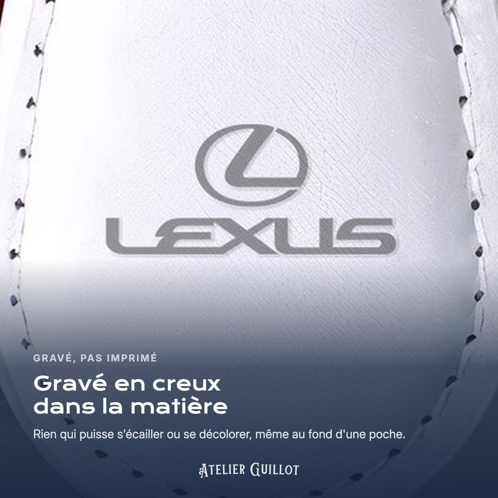 Logo Lexus gravé au laser dans le simili cuir