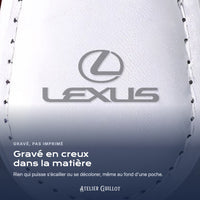 Logo Lexus gravé au laser dans le simili cuir