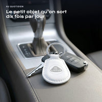 Porte-clés Lotus gravé, accroché à une clé