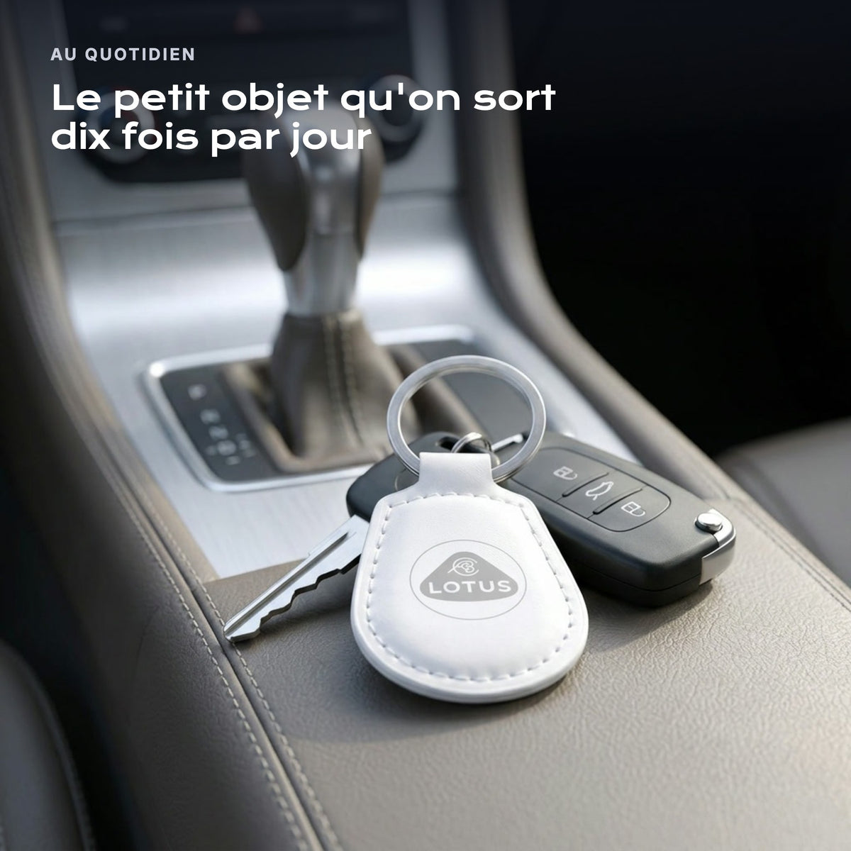 Porte-clés Lotus gravé, accroché à une clé