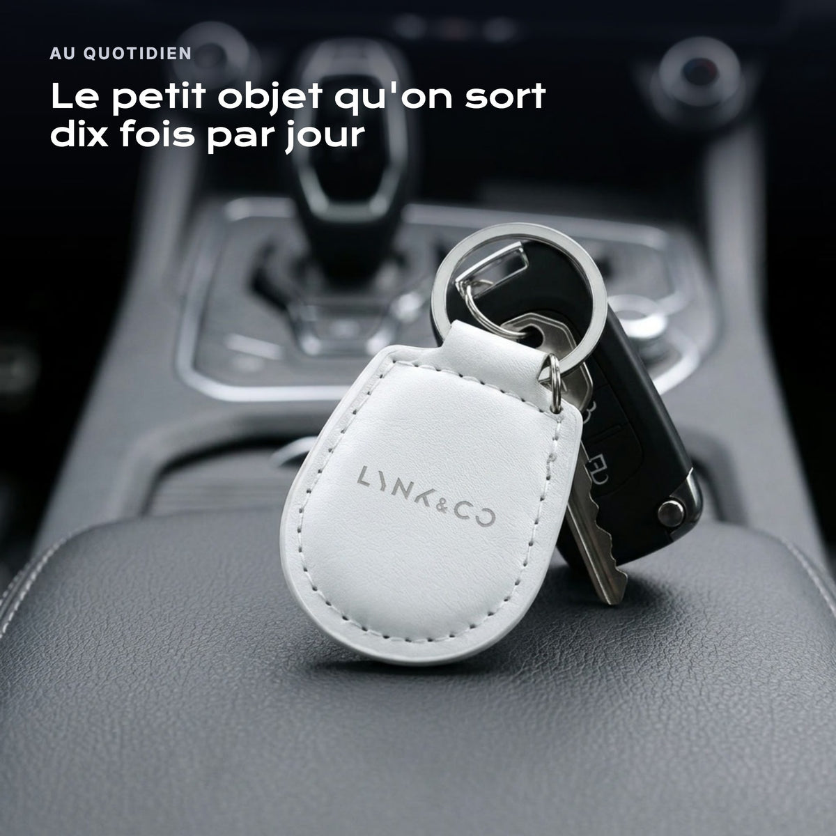 Porte-clés Lynk & Co gravé, accroché à une clé