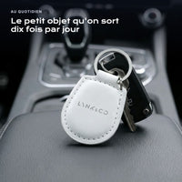 Porte-clés Lynk & Co gravé, accroché à une clé