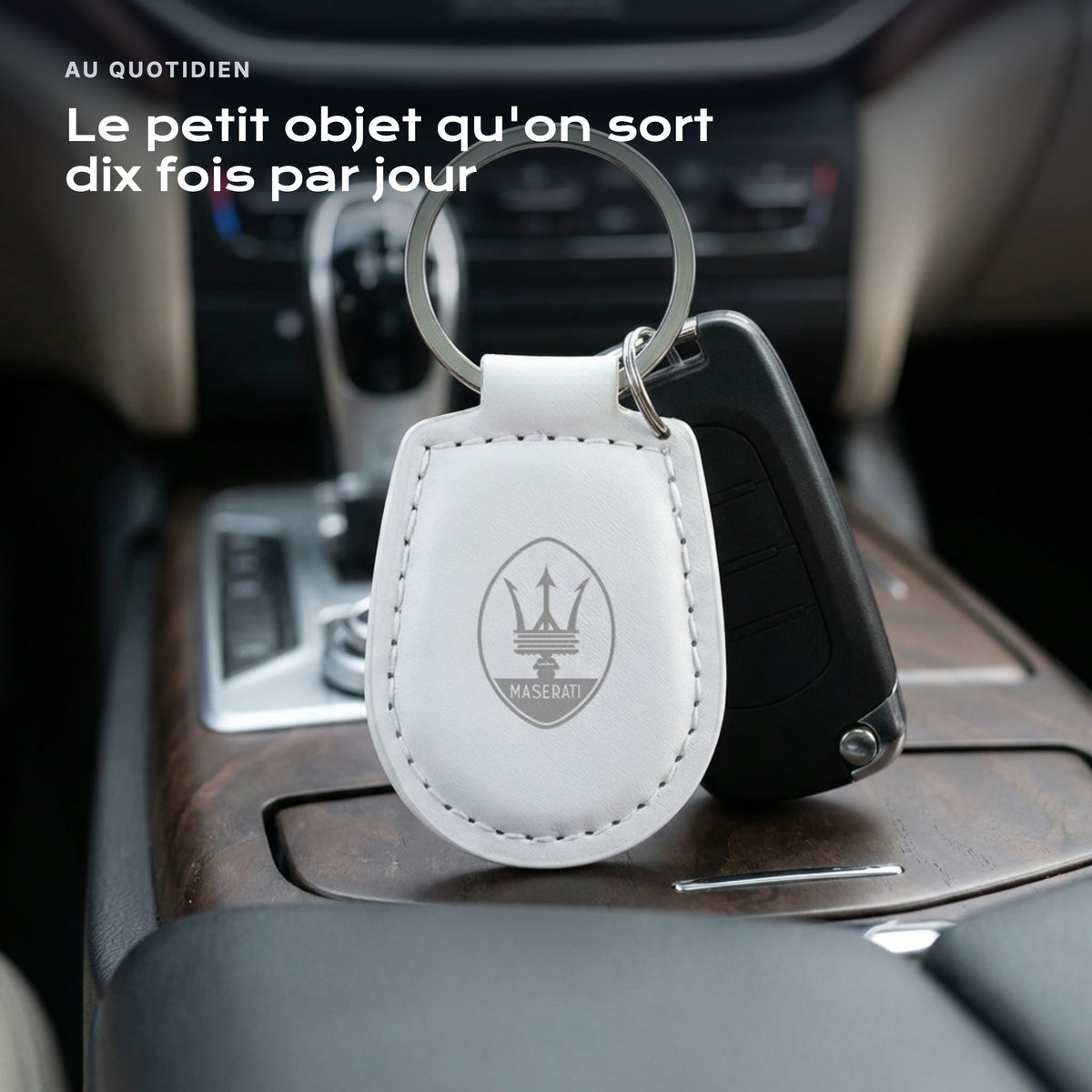 Porte-clés Maserati gravé, accroché à une clé