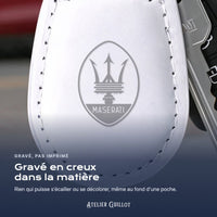 Logo Maserati gravé au laser dans le simili cuir