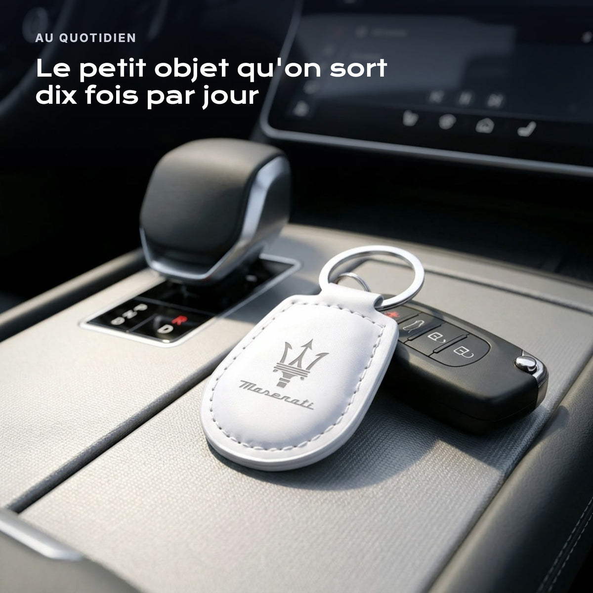 Porte-clés Maserati gravé, accroché à une clé