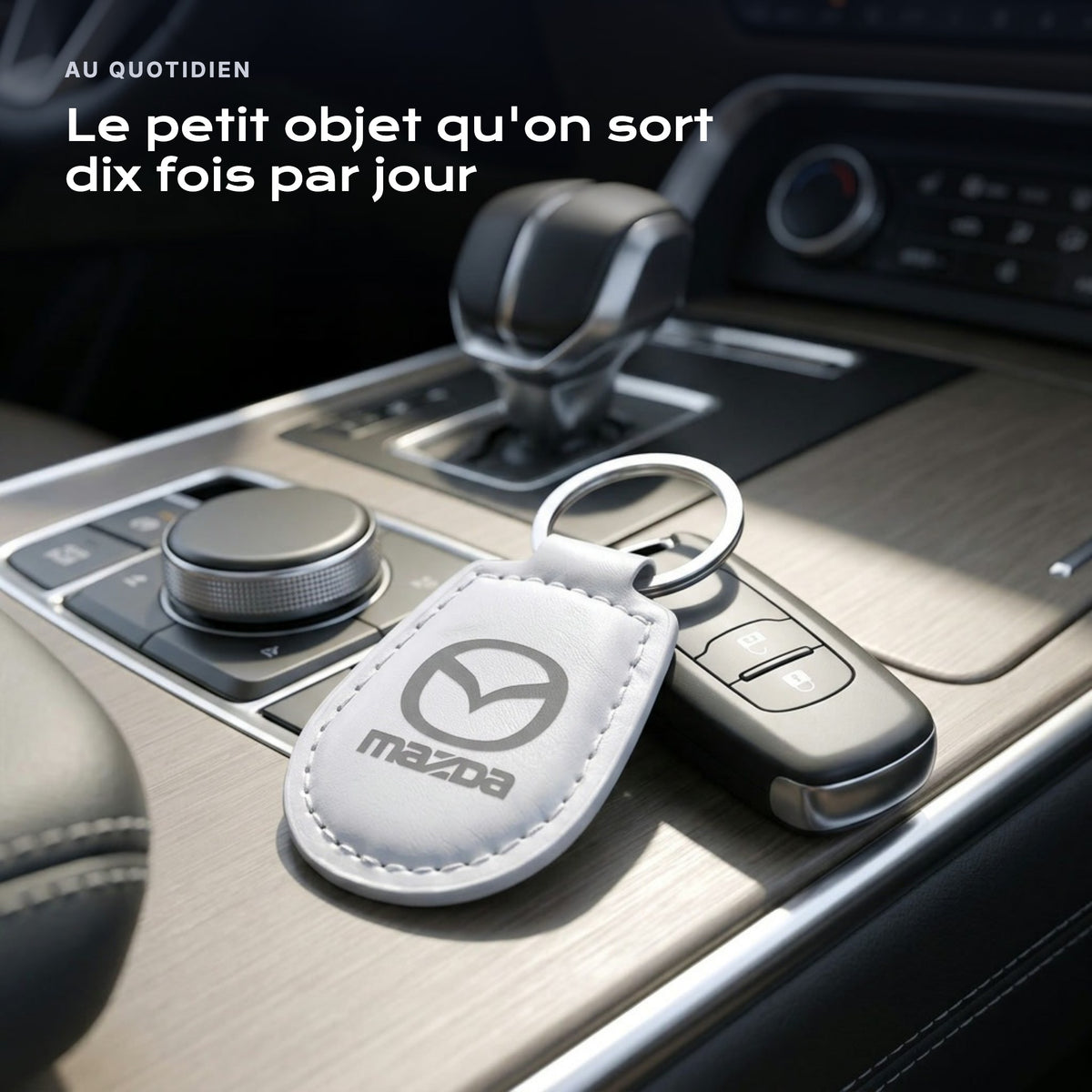 Porte-clés Mazda gravé, accroché à une clé