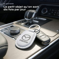 Porte-clés Mazda gravé, accroché à une clé