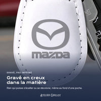 Logo Mazda gravé au laser dans le simili cuir